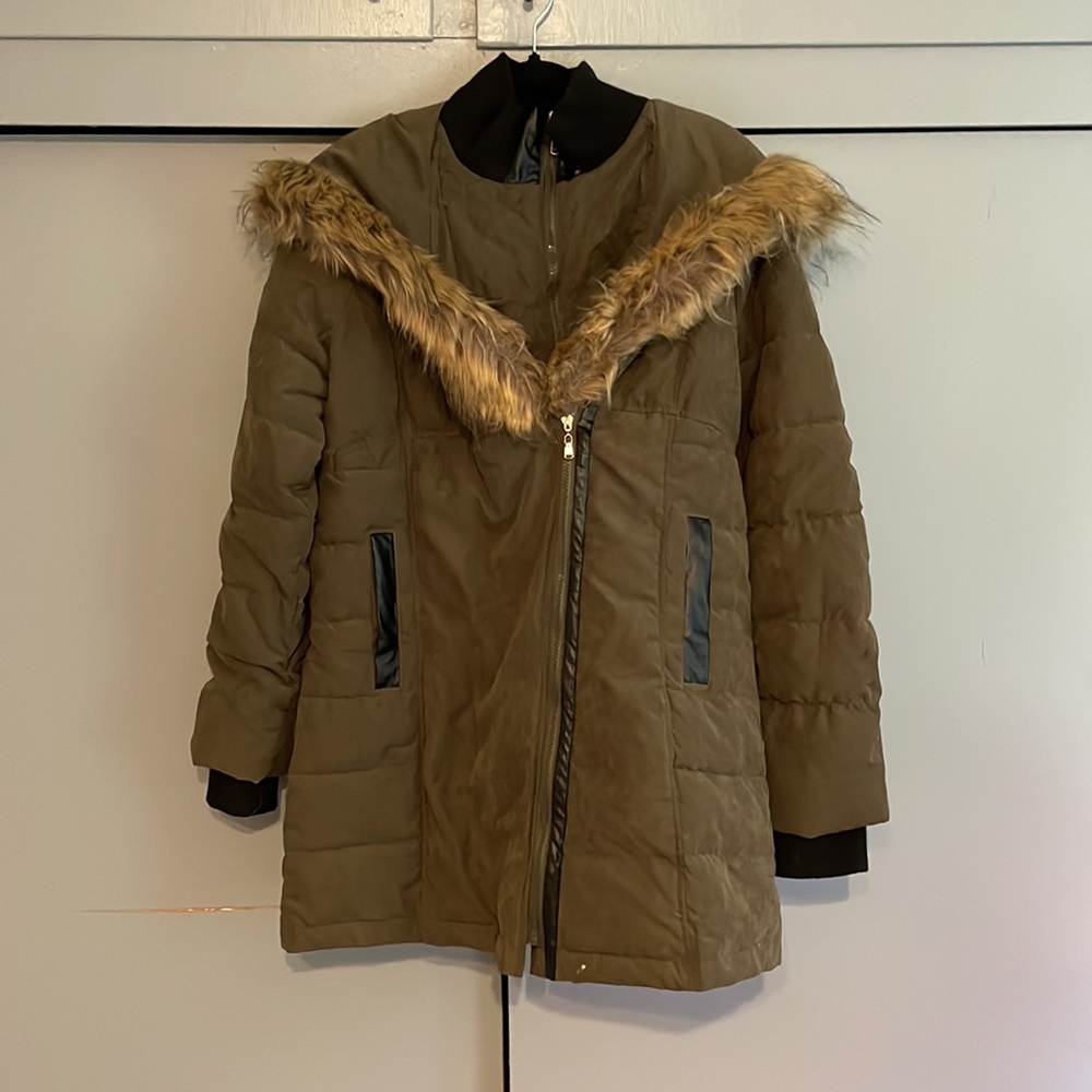 Great light but warm jacket with several ways to wear! Fashionable faux fur hood